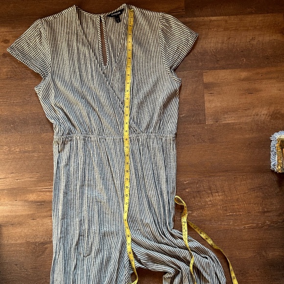 Striped Cropped Jumpsuit with Puff Sleeves - Picture 10 of 12